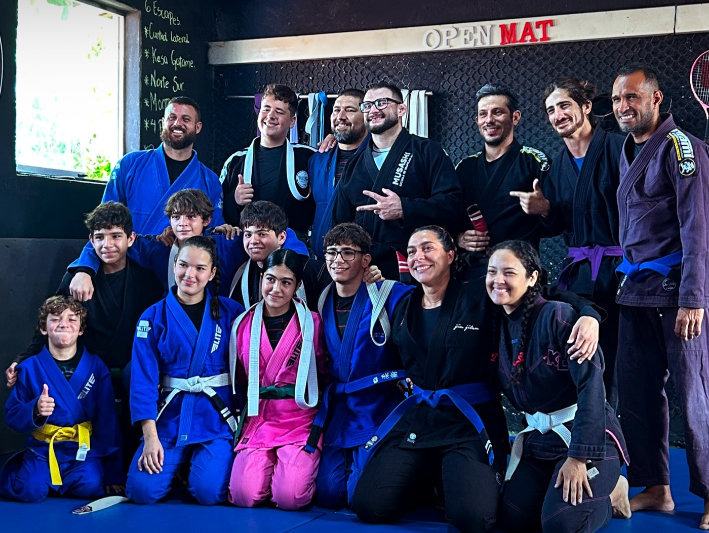 Alumnos y profesores de OPENMAT juntos en el tatami